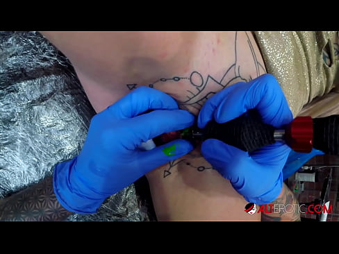 ❤️ tattooed ທີ່ສຸດ Hottie Sully Savage ໄດ້ຮັບ tattoo ສຸດ clitoris ຂອງນາງ ❌ ໜັງໂປ້ພາສາລັດເຊຍ ທີ່ lo.https-tubsexer.ru ﹏